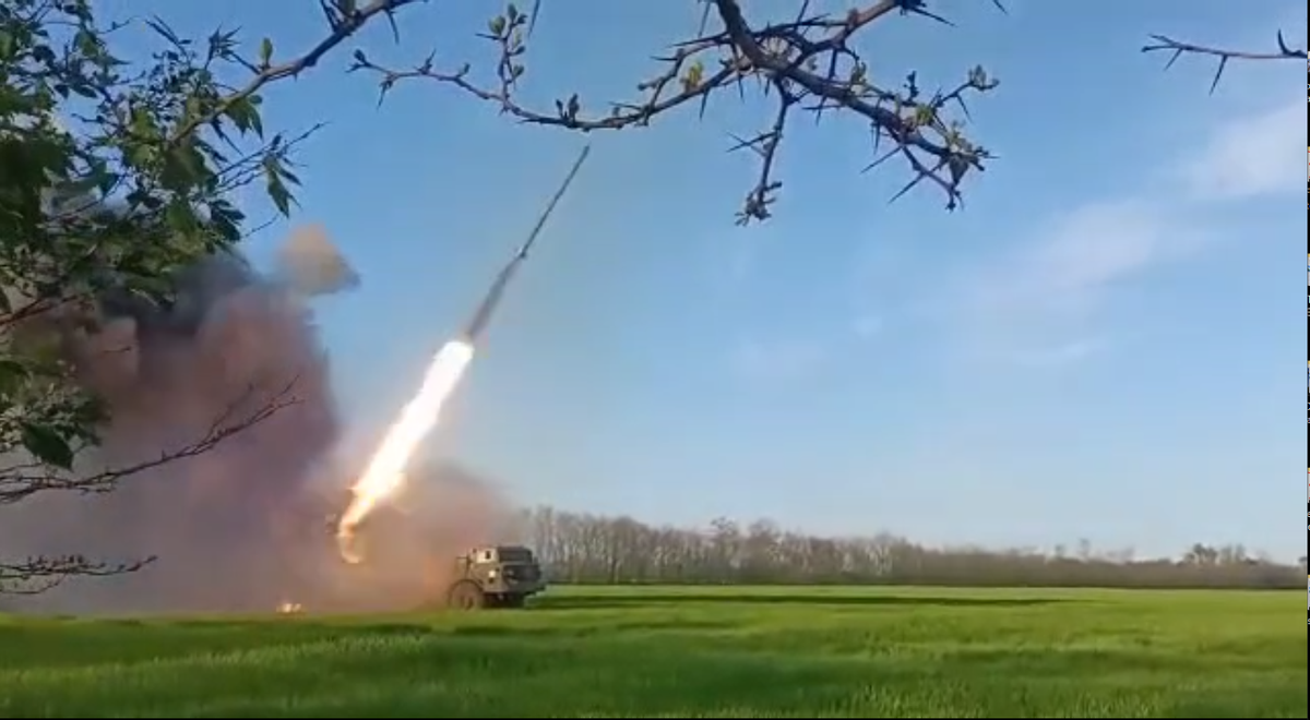 Una mañana no tan plácida en el campo ucraniano. En la imagen, lanzacochetes múltiple actuando con munición occidental en la zona sur del país, el pasado 4 de mayo.