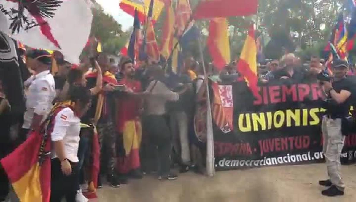 Els manifestants de l’extrema dreta han cremat estelades a Montjuïc.