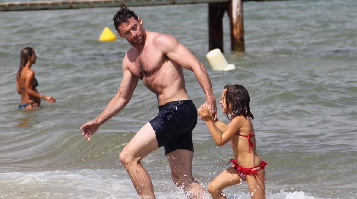 Una imagen de archivo en la que Hugh Jackman y su hija Ava se bañan en una playa de Saint Tropez.