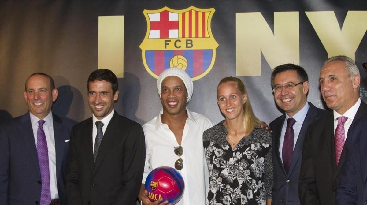 Raúl, en el acto con Ronaldinho, Bartomeu y Stoichkov, en Nueva York. Raúl, en el acto con Ronaldinho, Bartomeu y Stoichkov, en Nueva York.