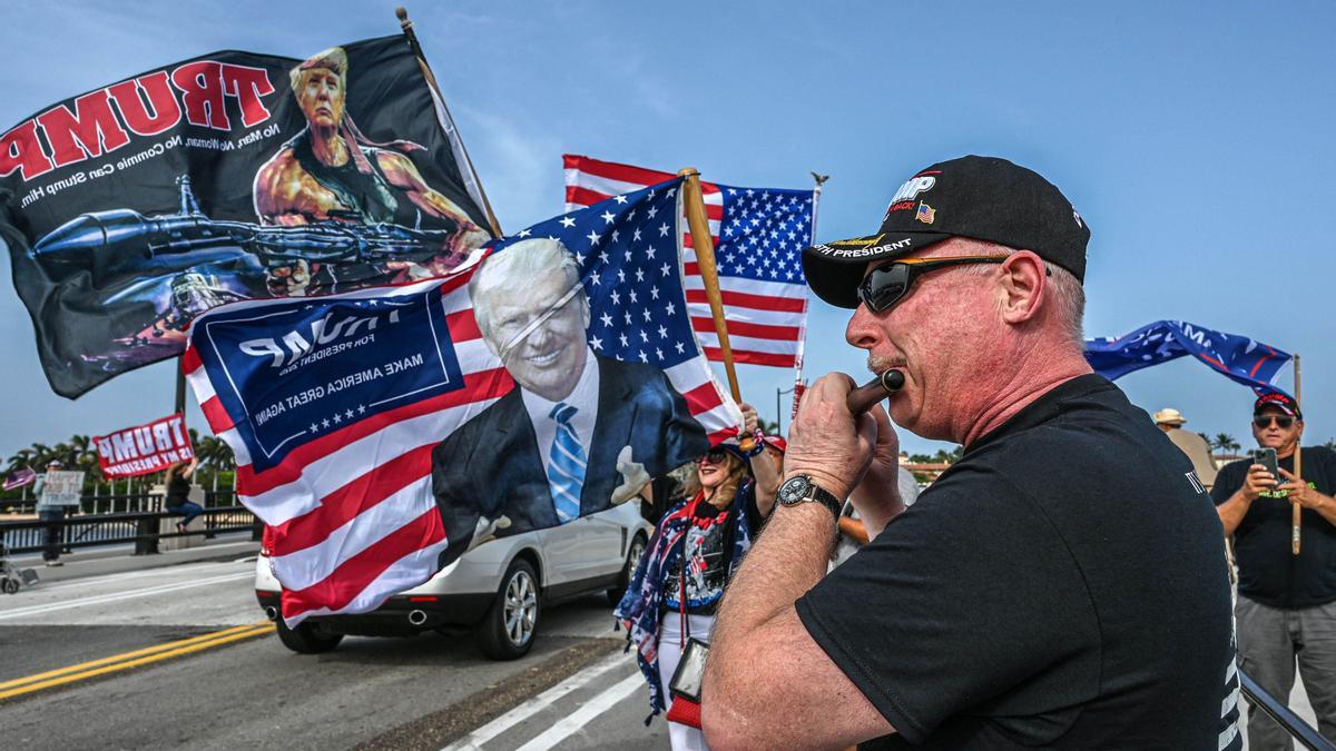 Seguidores de Trump cerca de su residencia de Florida