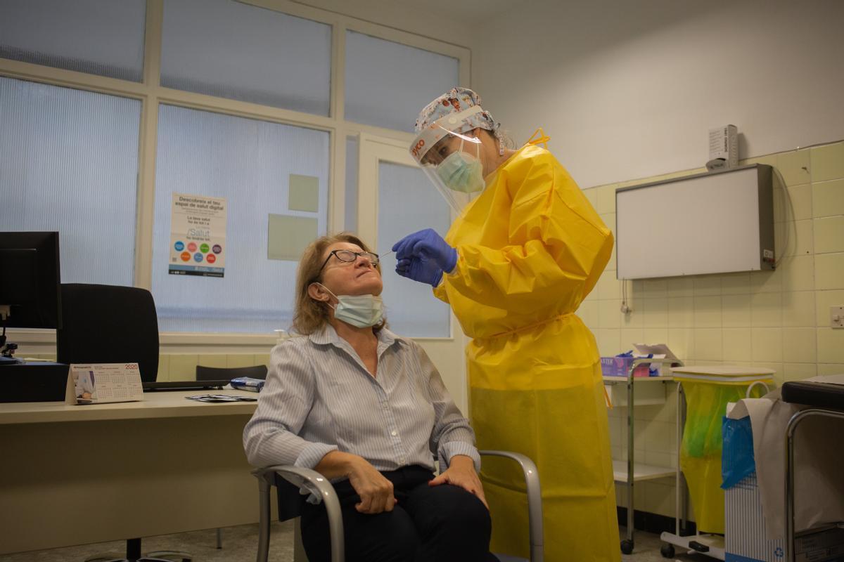 Un sanitario realiza un test de antígenos en el CAP Manso, el 21 de octubre de 2020.
