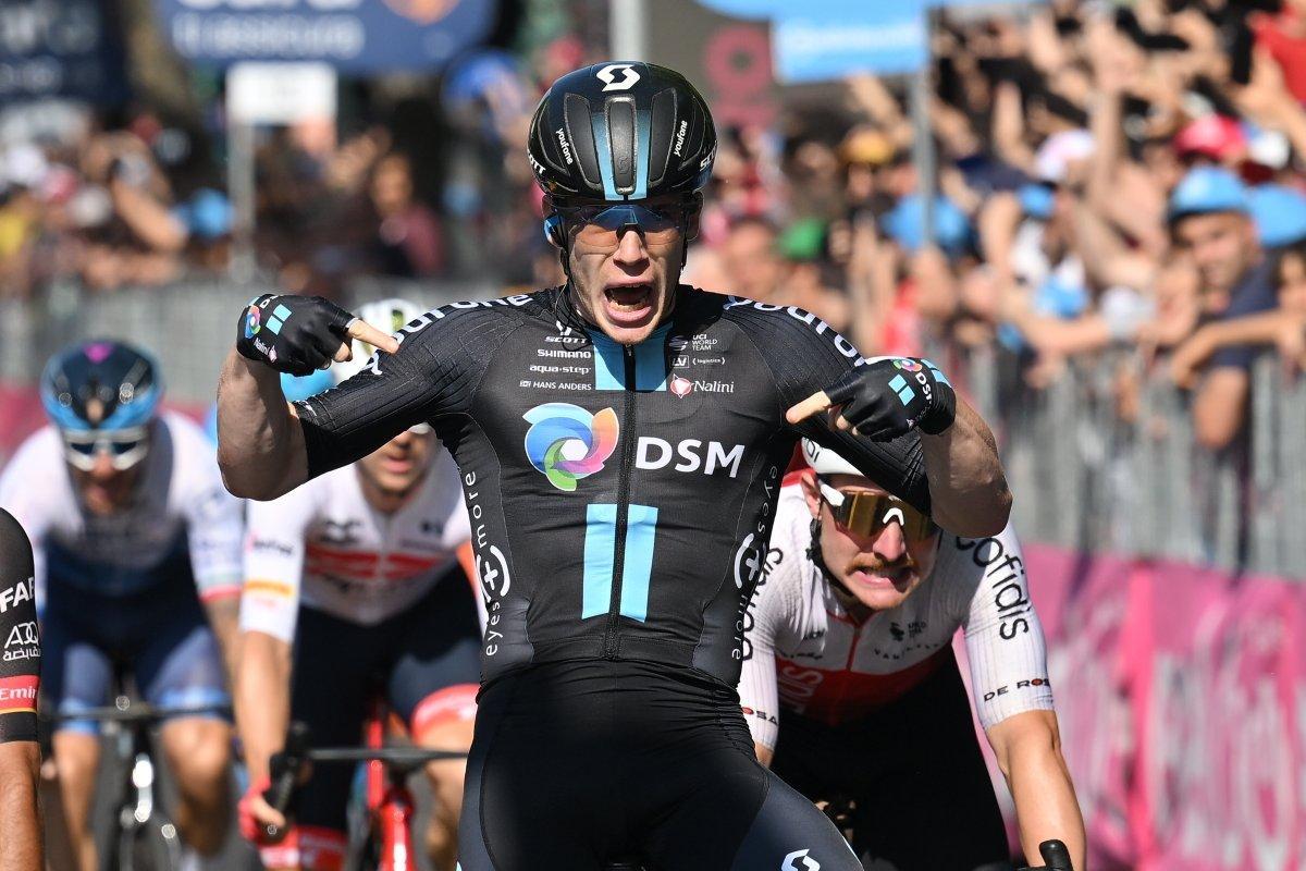 Alberto Dainese celebra la victoria en el Giro.