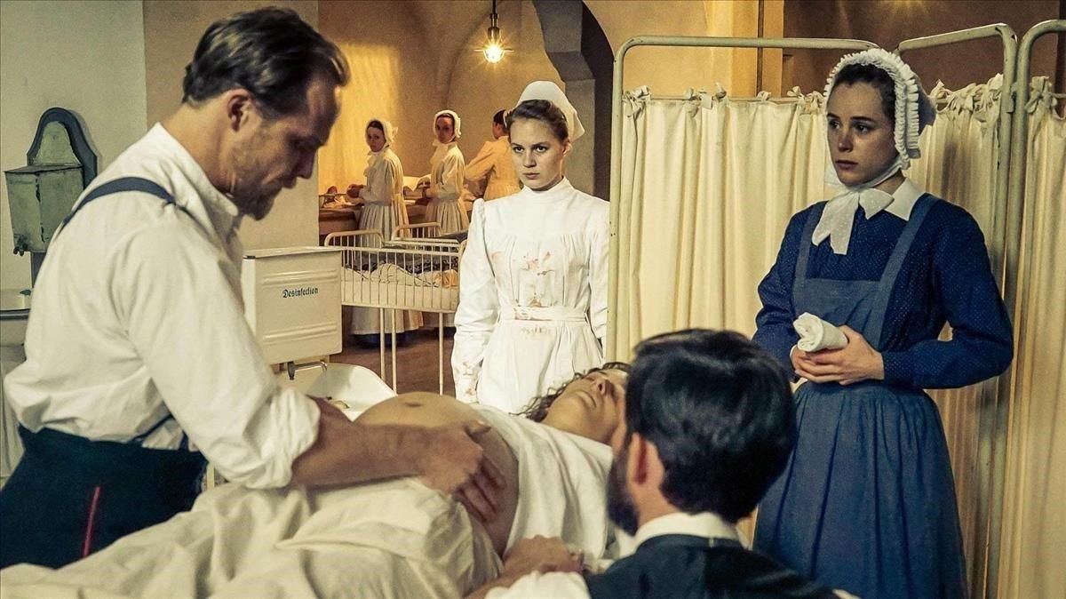 El doctor Behring, en ’Charite’, a punto de descartar una cesárea, afortunadamente para la madre, mortalmente para la criatura. El doctor Behring, en ’Charite’, a punto de descartar una cesárea, afortunadamente para la madre, mortalmente para la criatura.