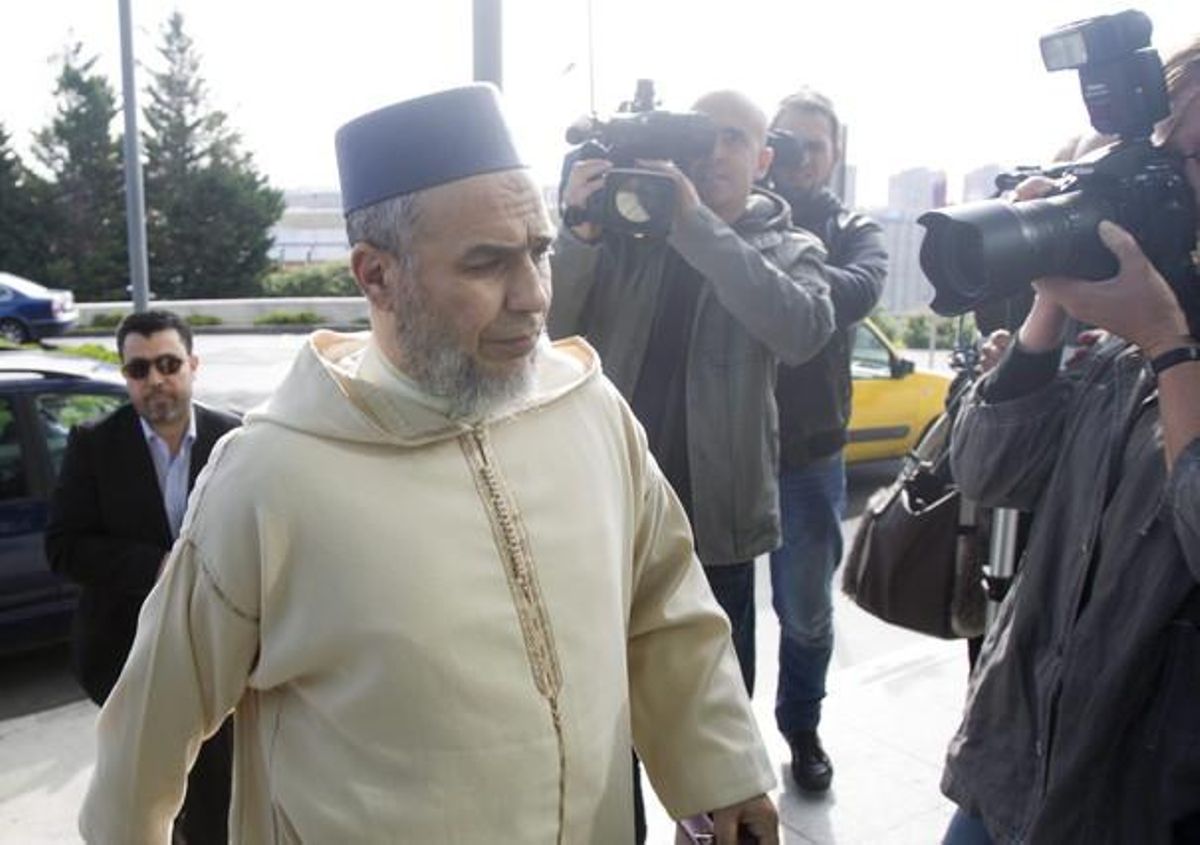 El imán de Terrassa, Abdeslam L., a su llegada esta mañana a los juzgados de esta ciudad, donde ha prestado declaración, tras ser acusado de incitar a la violencia y la discriminación contra la mujer. El imán de Terrassa, Abdeslam L., a su llegada esta mañana a los juzgados de esta ciudad, donde ha prestado declaración, tras ser acusado de incitar a la violencia y la discriminación contra la mujer.
