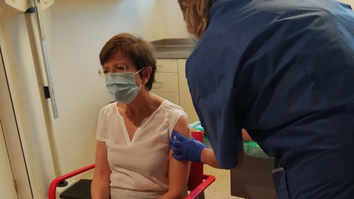 Carme Cabezas recibe la vacuna de AstraZeneca Carme Cabezas recibe la vacuna de AstraZeneca