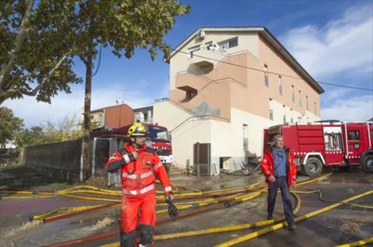 Unos bomberos, ante la residencia geriátrica de Agramunt. Unos bomberos, ante la residencia geriátrica de Agramunt.