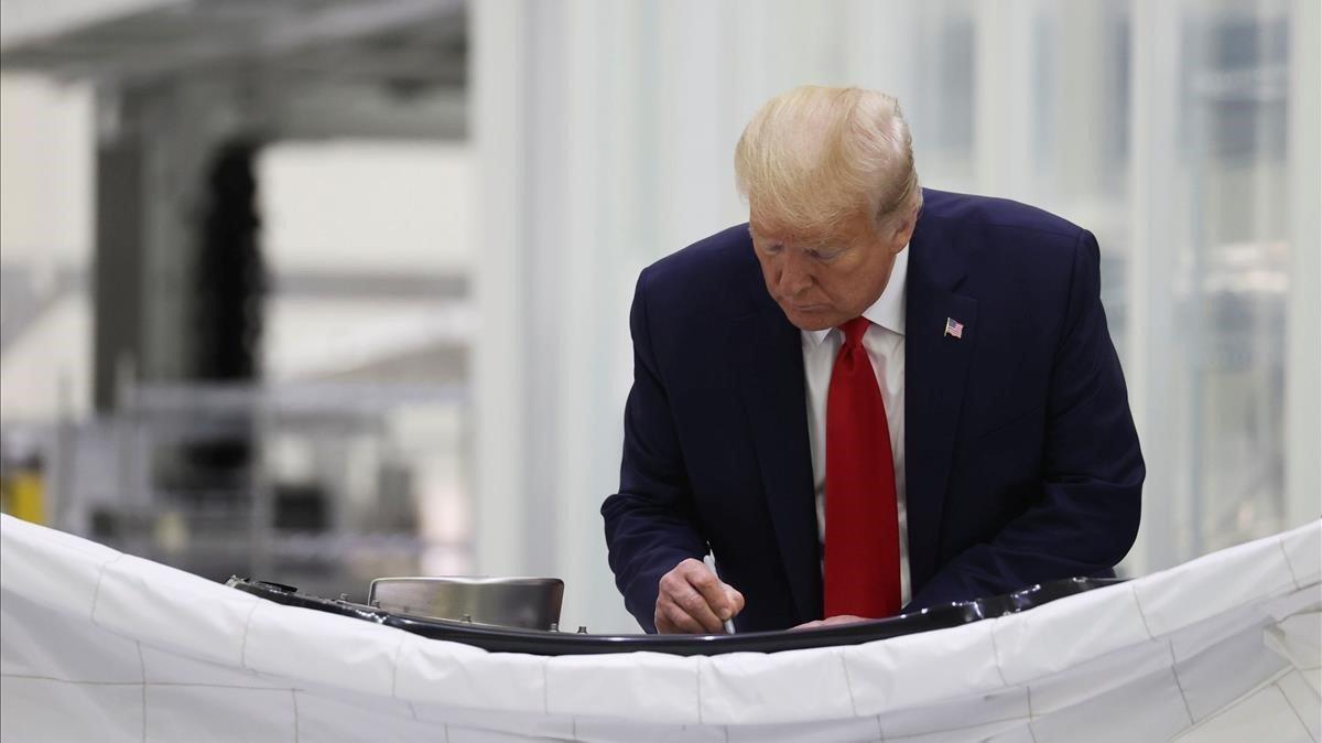 El presidente de EEUU, Donald Trump, firma en la cápsula Orion, que finalmente no pudo ser lanzada al espacio.