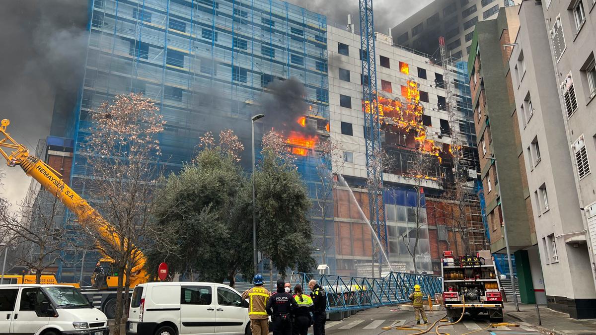 Incendio en el antiguo centro comercial Del Llac Center de Sabadell.