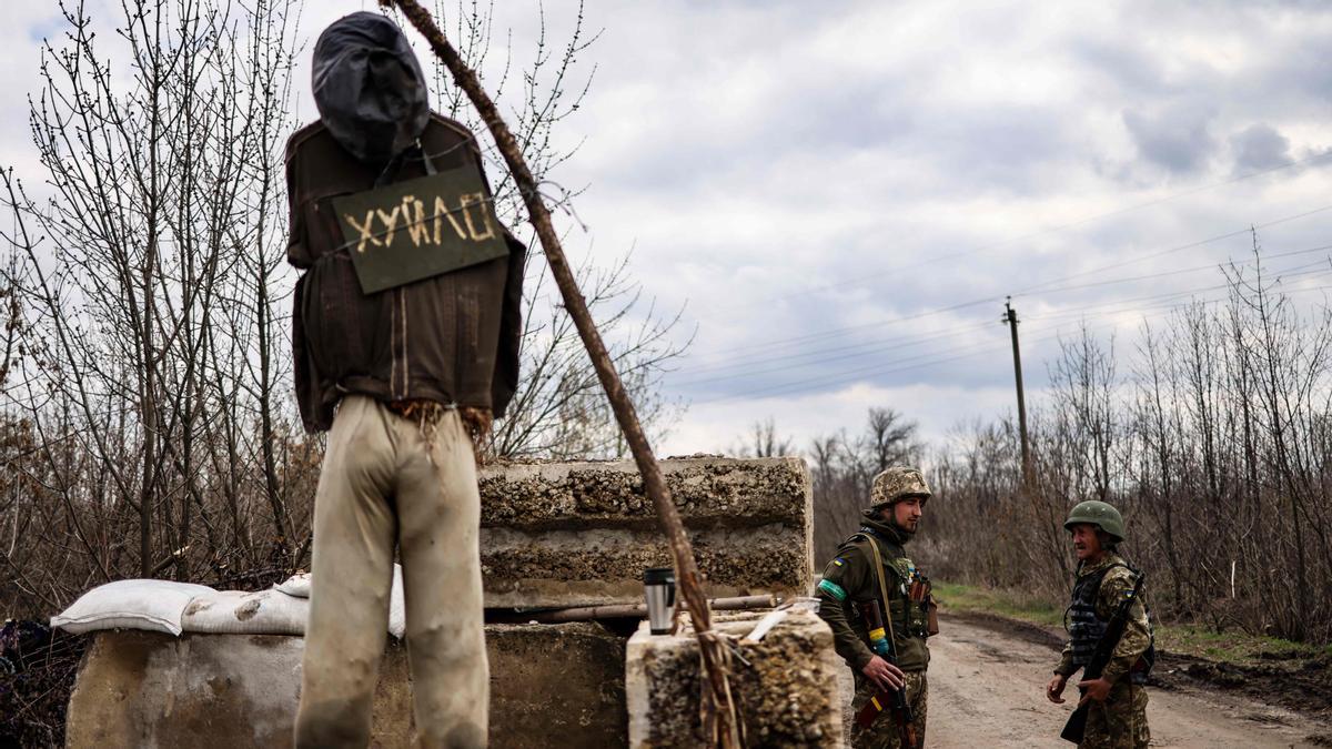 Militares ucranianos montan guardia en un puesto de control en las afueras de Barvinkove, en el este de Ucrania.