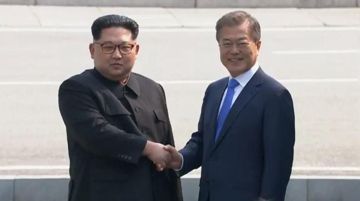 Saludo histórico entre Kim Jong-un y Moon Jae-in, al inicio de la cumbre entre las dos Coreas. Saludo histórico entre Kim Jong-un y Moon Jae-in, al inicio de la cumbre entre las dos Coreas.