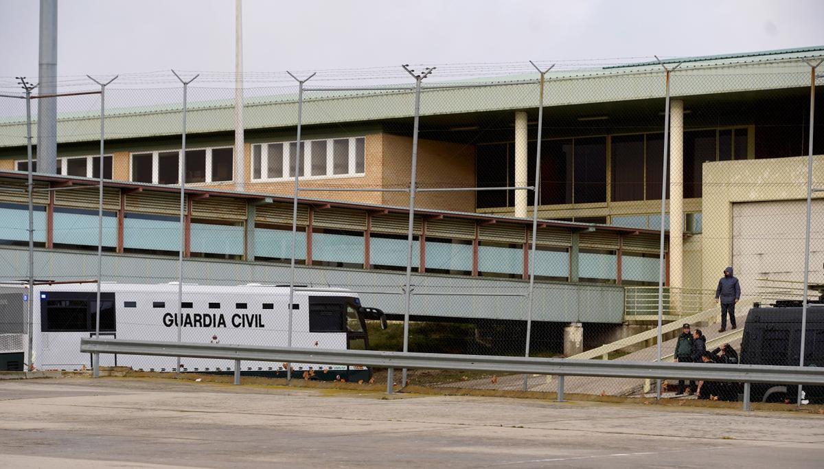 Un autobús de la Guardia Civil llega con presos a la cárcel de Soto del Real (Madrid).
