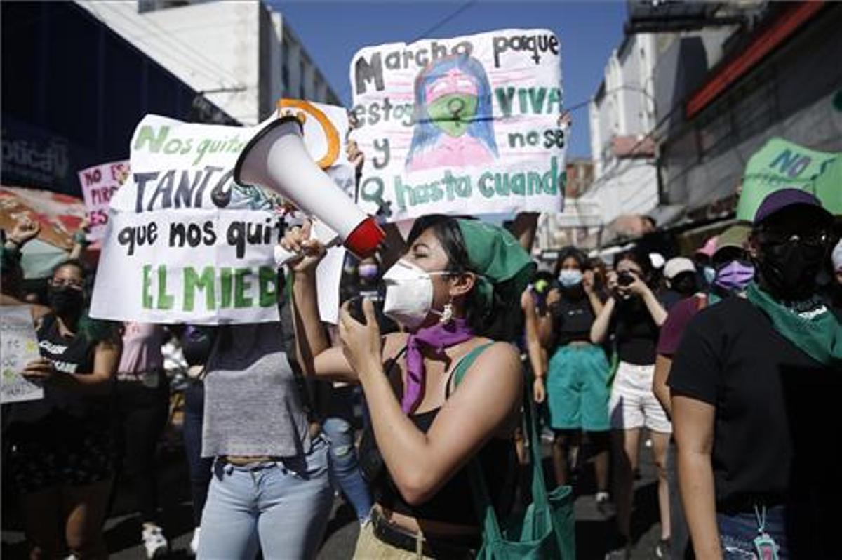 Un grupo de mujeres periodistas en la marcha del 8M en El Salvador.