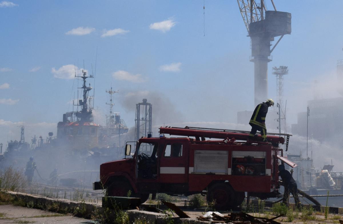 Uno de los muelles de carga del puerto de Odesa, tras el ataque con misiles.