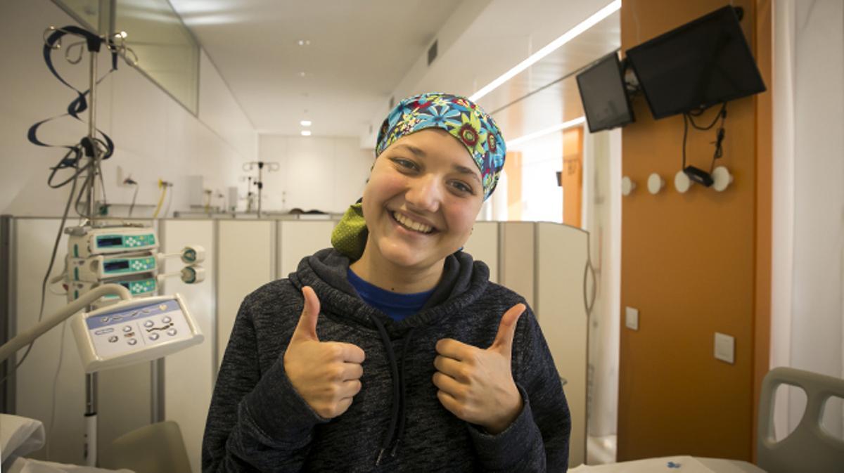 Laura Calls, de 15 años, estrena ’kimo-kap’, ayer, en el Hospital Vall d’Hebron. 