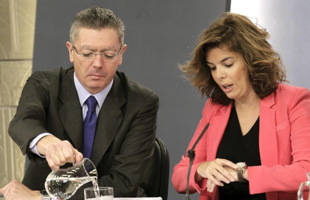 Sáenz de Santamaría y Ruiz-Gallardón, en la rueda de prensa del Consejo de Ministros. Sáenz de Santamaría y Ruiz-Gallardón, en la rueda de prensa del Consejo de Ministros.