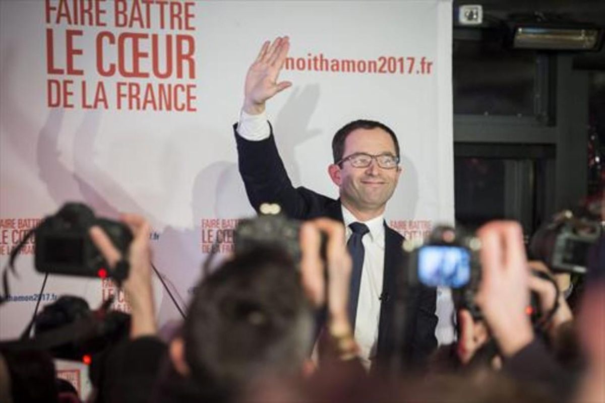 Benoît Hamon saluda en París, el domingo, tras ganar la primera vuelta de las primarias de los socialistas. Benoît Hamon saluda en París, el domingo, tras ganar la primera vuelta de las primarias de los socialistas.