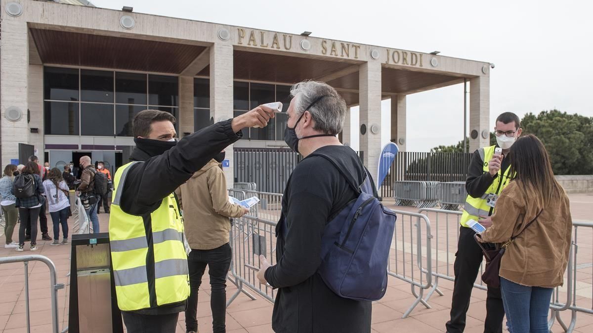 Personal del Sant Jordi mide la temperatura de los asistentes al concierto multitudinario de Love of Lesbian en la entrada del recinto, el pasado 27 de marzo. Personal del Sant Jordi mide la temperatura de los asistentes al concierto multitudinario de Love of Lesbian en la entrada del recinto, el pasado 27 de marzo.