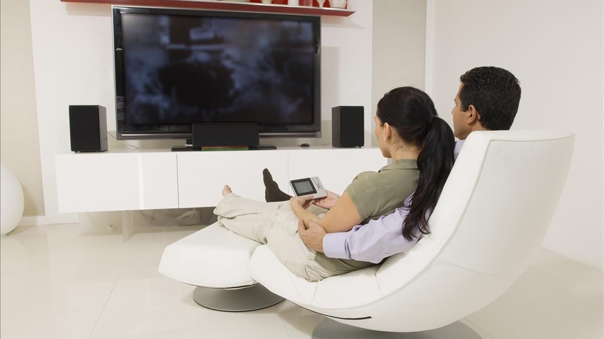 Una pareja ve la televisión en ’streaming’. Una pareja ve la televisión en ’streaming’.