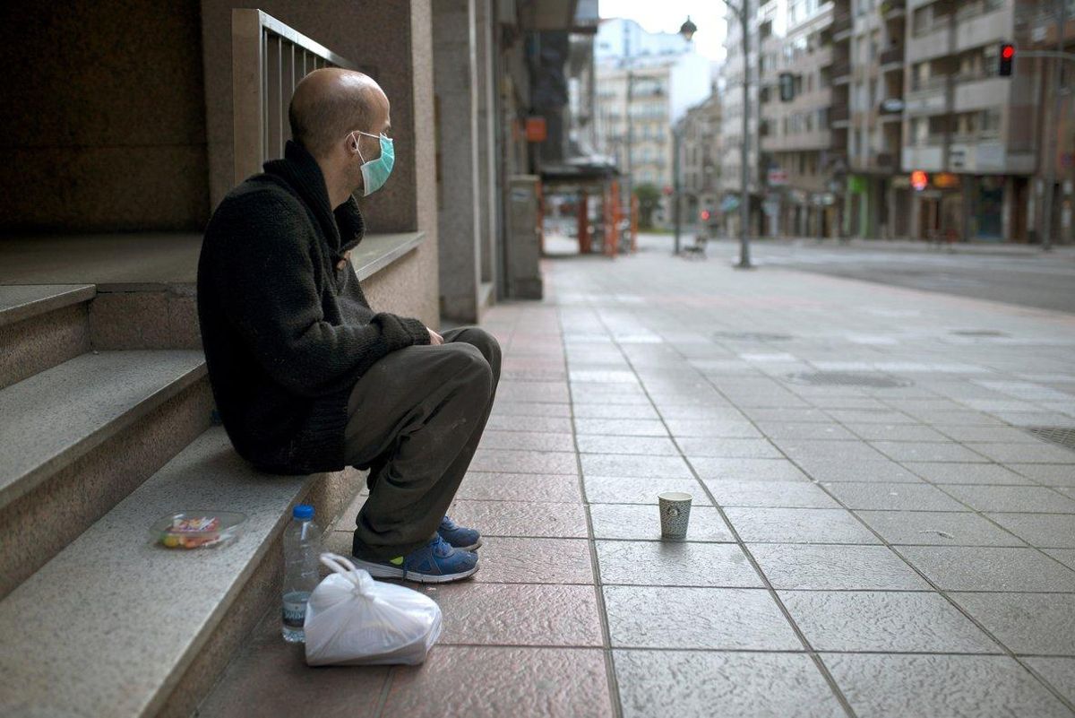Un hombre sin hogar, en una céntrica calle de Ourense (Galicia). Un hombre sin hogar, en una céntrica calle de Ourense (Galicia).