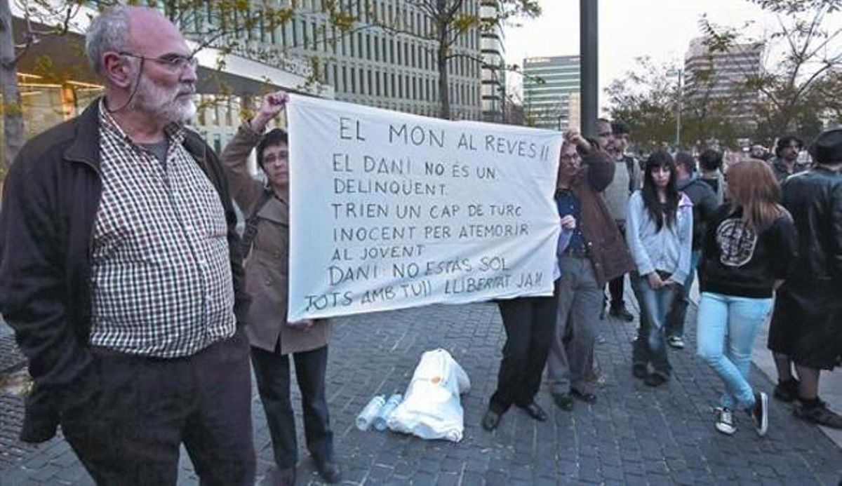Solidaridad 8 Concentración en favor de los detenidos frente a la Ciutat de la Justícia, el pasado día 31. Solidaridad 8 Concentración en favor de los detenidos frente a la Ciutat de la Justícia, el pasado día 31.