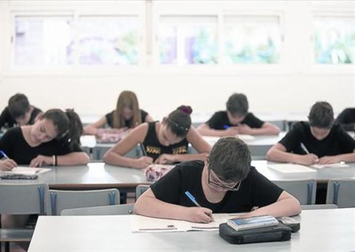 Alumnos de la escuela Duran i Bas de Barcelona, durante la realización de las pruebas de competencias básicas de sexto de primaria, ayer. Alumnos de la escuela Duran i Bas de Barcelona, durante la realización de las pruebas de competencias básicas de sexto de primaria, ayer.