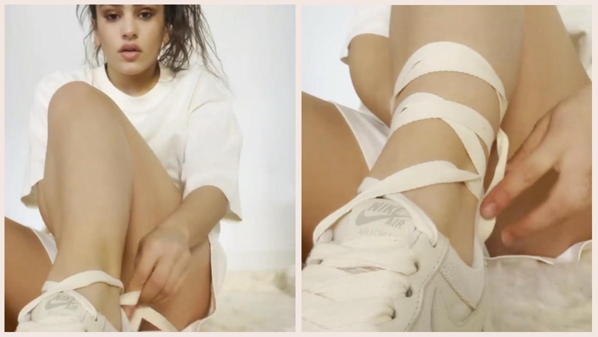 Rosalía presenta su nueva colaboración con Nike, las ’AF1 Espardille’, que se las ata como unas alpargatas.