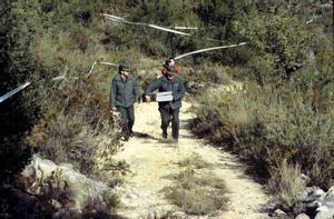 En la imagen de archivo del 28/01/1993, miembros de la Guardia Civil recogen los restos encontrados junto a la fosa excavada en un paraje montañoso del término municipal de Tous. EFE/Juan Carlos Cárdenas