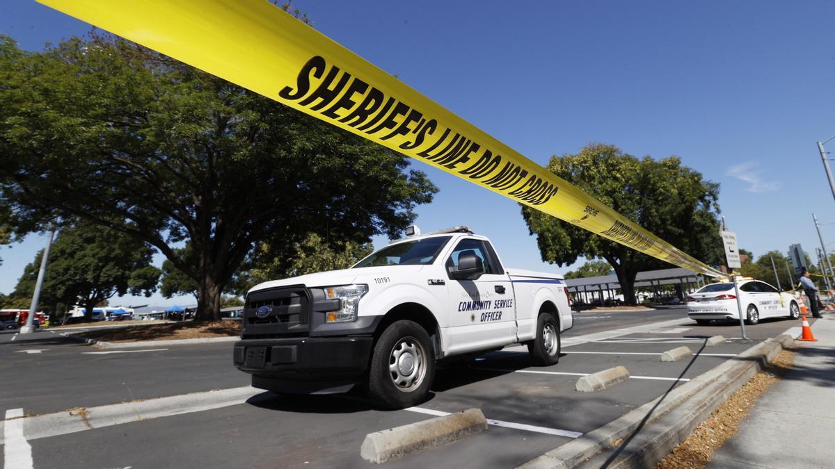 Dos vehículos de policía, en el lugar en el que ha tenido lugar el tiroteo mortal en San Jose, California, este miércoles.