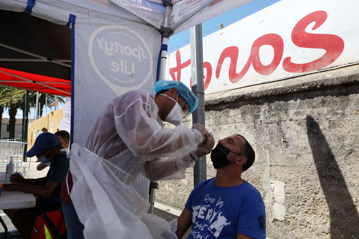 Un sanitario realiza un test PCR a un asistente a una corrida de toros en Ceret, en el sur de Francia. Un sanitario realiza un test PCR a un asistente a una corrida de toros en Ceret, en el sur de Francia.