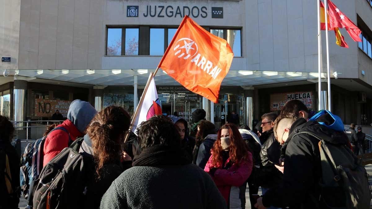 Un grupo de jóvenes se concentran en Madrid en apoyo a los detenidos de Arran.