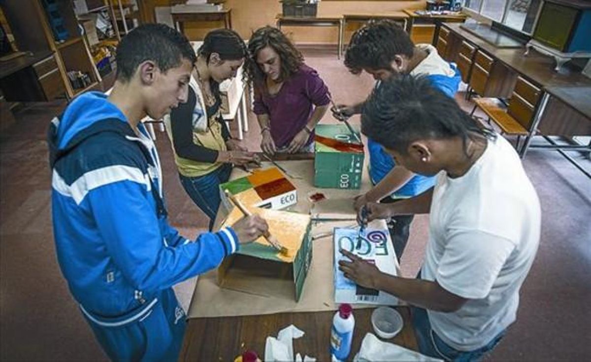 Salida 8 La voluntaria Meri (de granate) prepara material para las colonias con unos chicos en El Submarí. Salida 8 La voluntaria Meri (de granate) prepara material para las colonias con unos chicos en El Submarí.