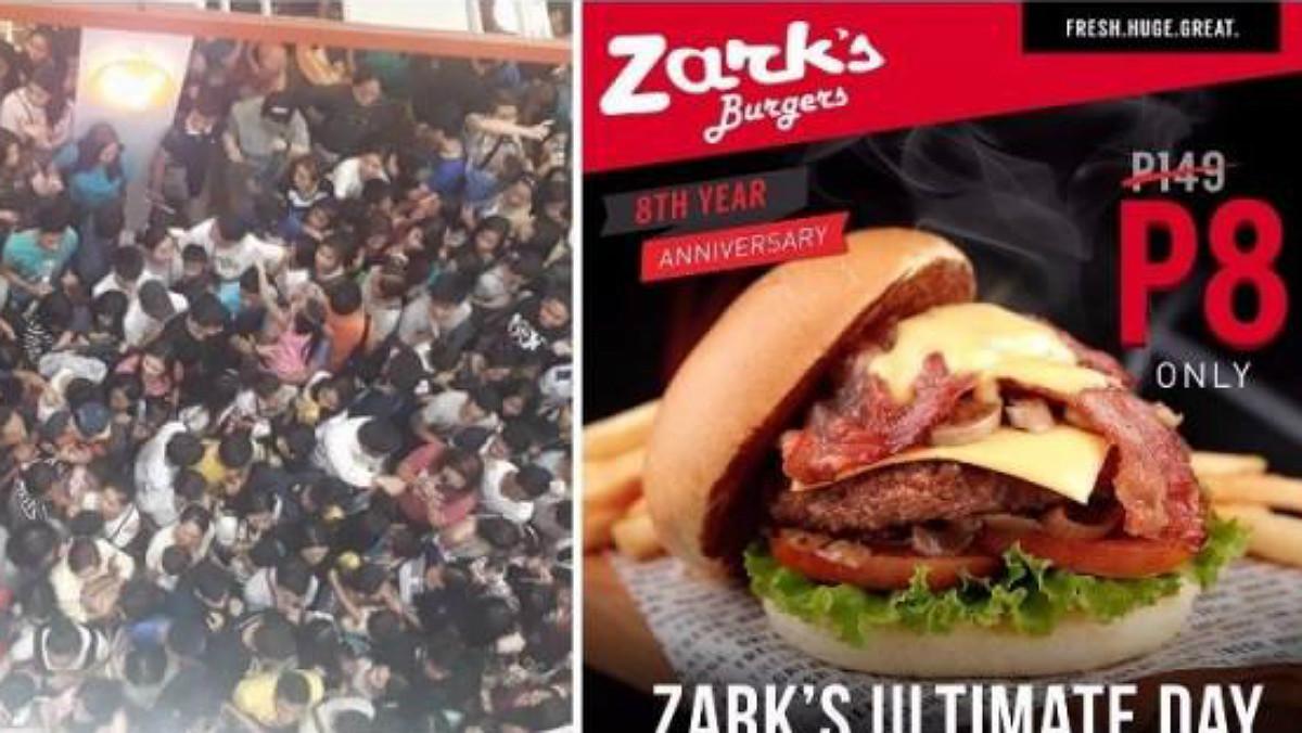 A la izquierda, la muchedumbre agolpada en uno de los locales de la hamburguesería, el domingo. A la derecha, cartel promocional de la oferta. A la izquierda, la muchedumbre agolpada en uno de los locales de la hamburguesería, el domingo. A la derecha, cartel promocional de la oferta.