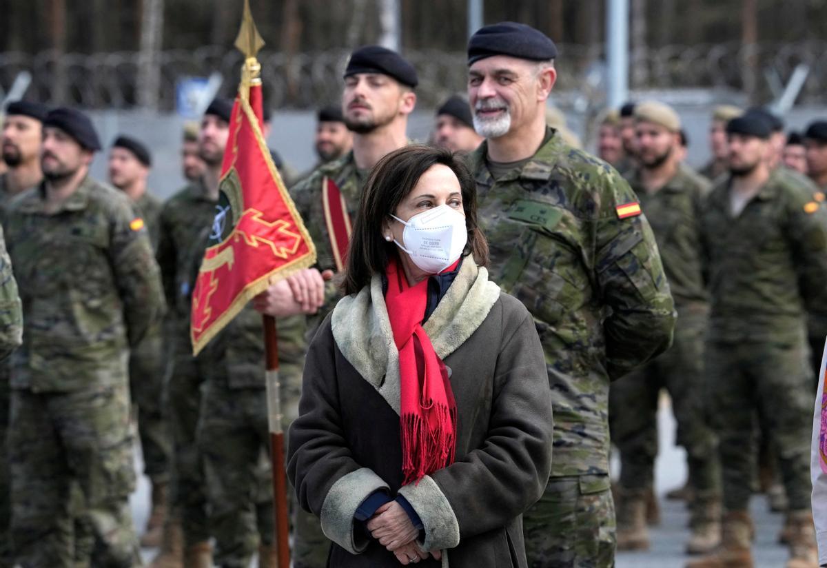 La ministra de Defensa española, Margarita Robles Fernández, visita a las tropas españolas del grupo de batalla de presencia avanzada mejorada de la OTAN en la base militar de Adazi, Letonia, el 28 de abril de 2022. 