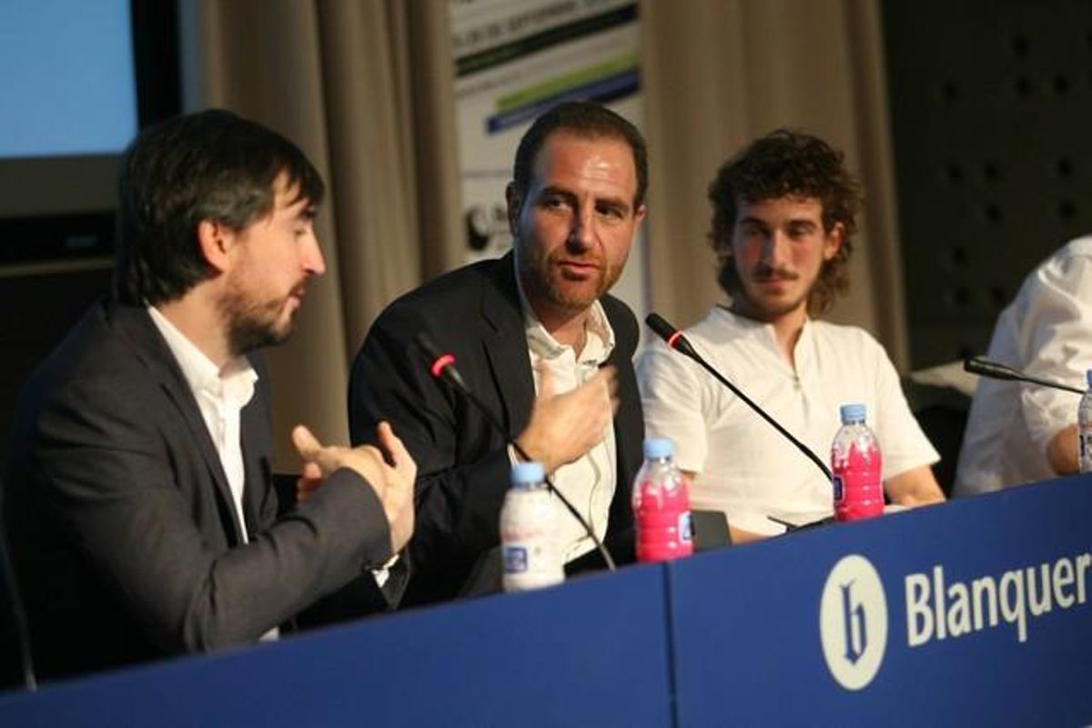Enric Hernàndez, flanqueado por Ignacio Escolar (izquierda), y Javier Flores, en la Social Media Week. Enric Hernàndez, flanqueado por Ignacio Escolar (izquierda), y Javier Flores, en la Social Media Week.