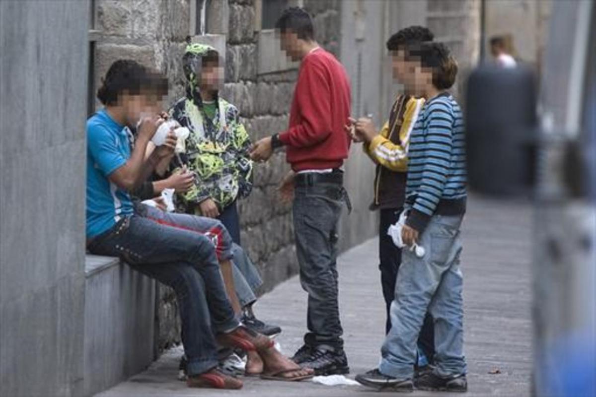 Menores esnifando cola en la calle de las Egipcíaques.