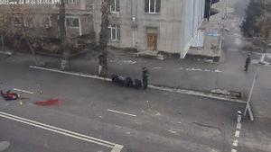 Un cuerpo yace en el suelo junto a un charco de sangre mientras un oficial kazajo apunta contra cuatro arrestados, en un vídeo difundido por el Gobierno este jueves.