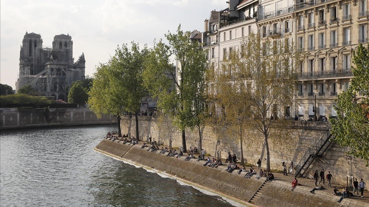 Vista de Notre Dame desde un barrio de lujo de París a orillas del Sena. Vista de Notre Dame desde un barrio de lujo de París a orillas del Sena.
