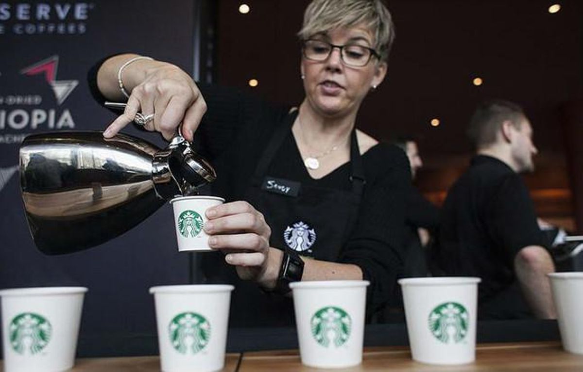 Una camarera de Starbucks sirve cafés durante un encuentro de accionistas de la compañía, el pasado marzo en Seattle. Una camarera de Starbucks sirve cafés durante un encuentro de accionistas de la compañía, el pasado marzo en Seattle.