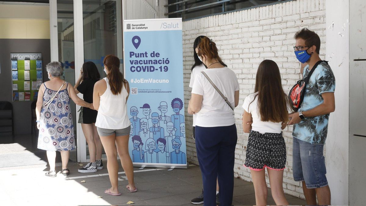 Cola para la vacuna del covid-19 en Sant Boi. Cola para la vacuna del covid-19 en Sant Boi.