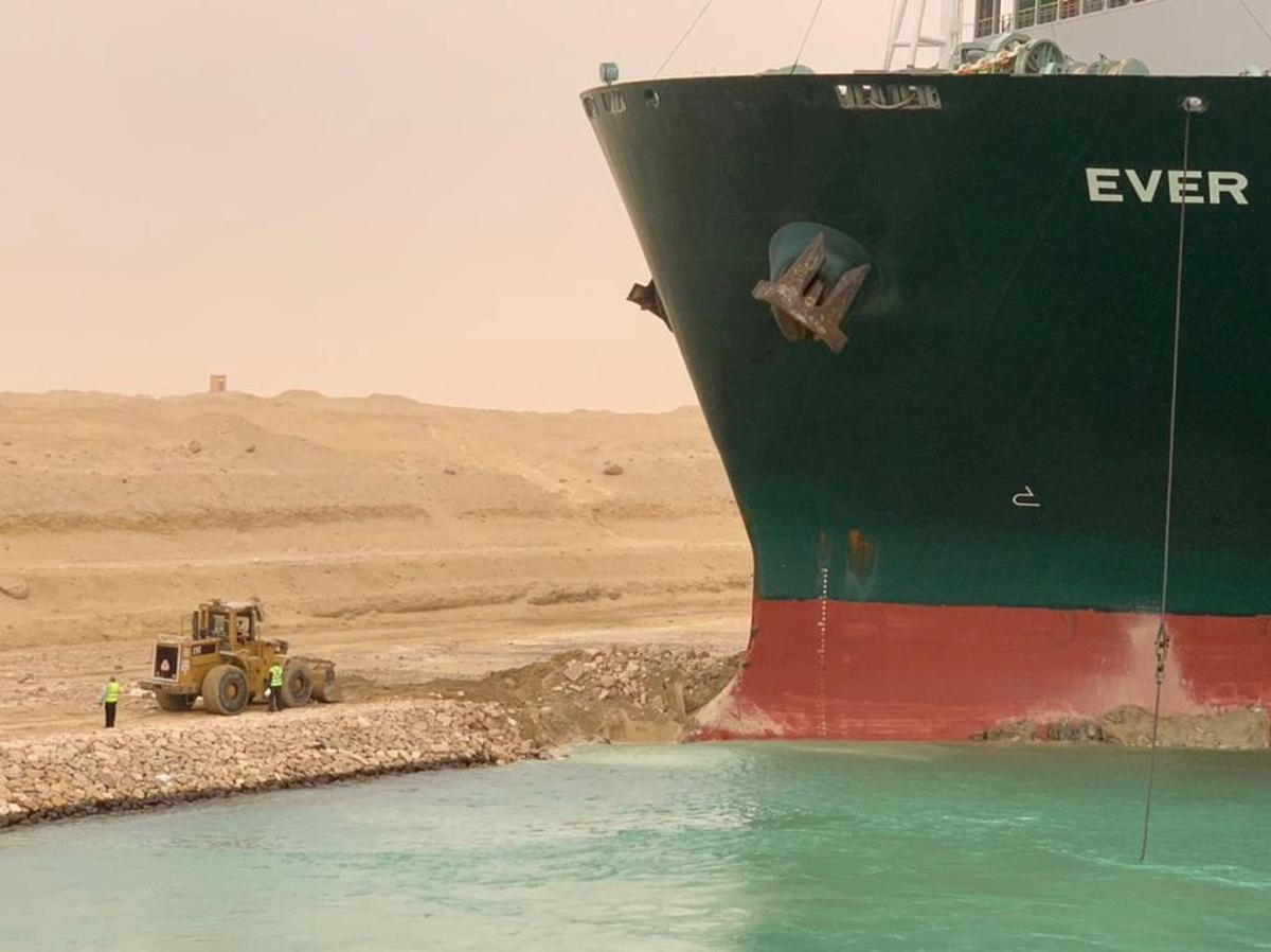 Operarios trabajando para desencallar al ’Ever Given’, en el Canal de Suez.