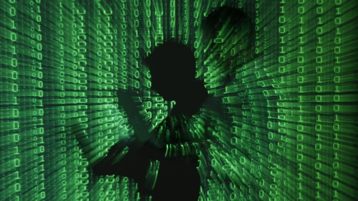 Proyección de código informático alrededor de la sombra de un programador. Proyección de código informático alrededor de la sombra de un programador.