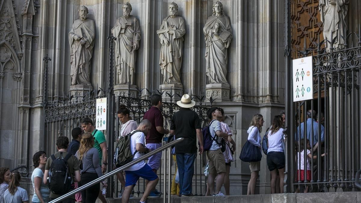 Turistas ante la Catedral de Barcelona. Turistas ante la Catedral de Barcelona.