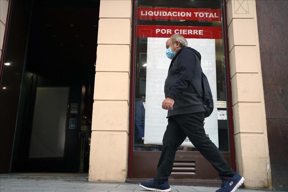 Comercio que anuncia la ’liquidación por cierre’ en Madrid.