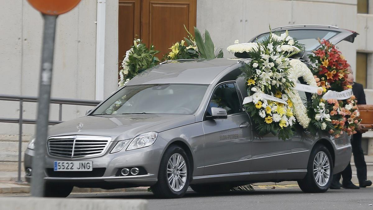 Un coche fúnebre.
