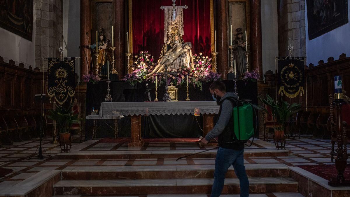 La pandemia obliga, como el año pasado, a suspender las procesiones. Nuestra Madre de las Angustias, en su altar, en Zamora. La pandemia obliga, como el año pasado, a suspender las procesiones. Nuestra Madre de las Angustias, en su altar, en Zamora.