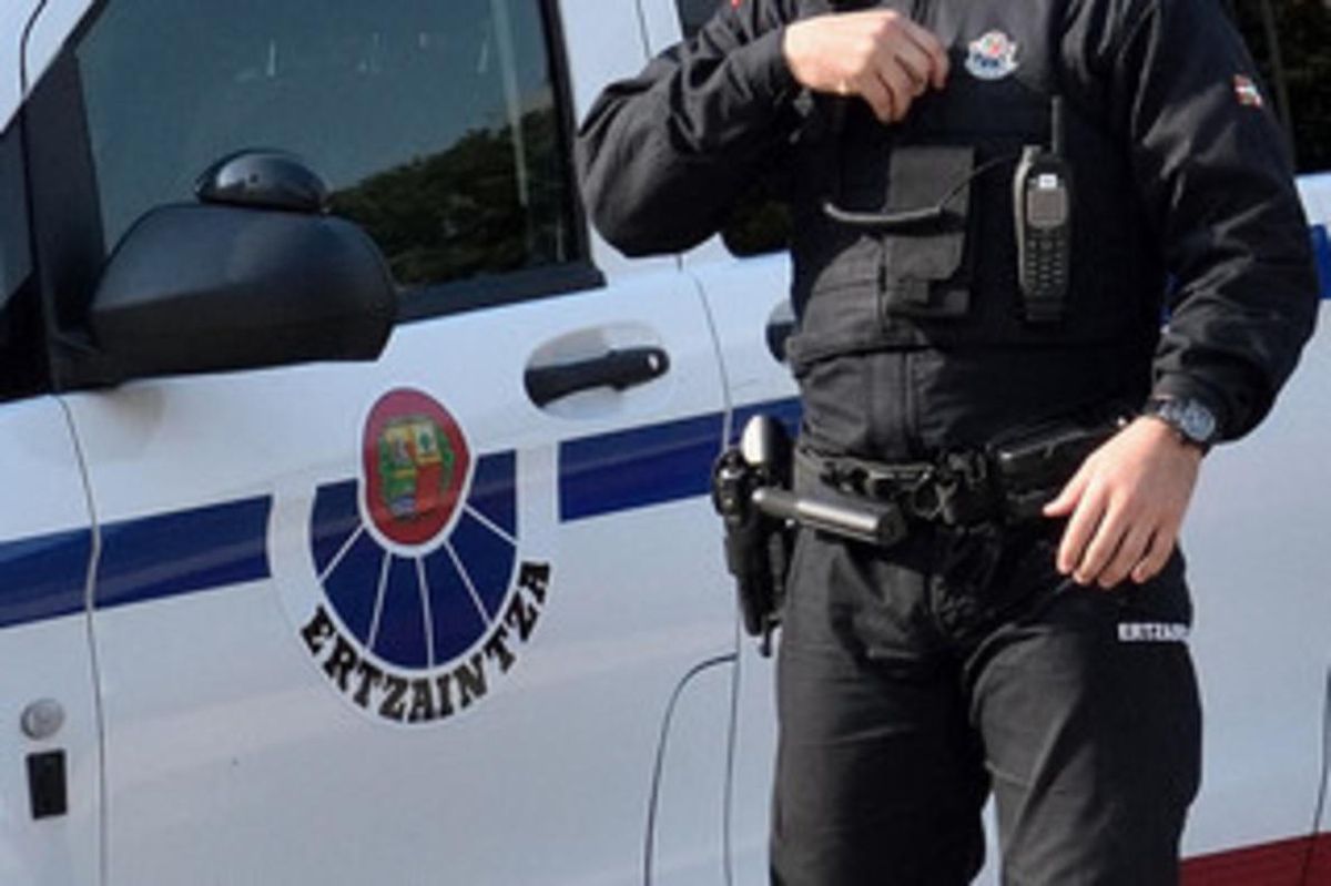 L’Ertzaintza investiga dos trets a l’interior d’un cotxe patrulla sinistrat L’Ertzaintza investiga dos trets a l’interior d’un cotxe patrulla sinistrat