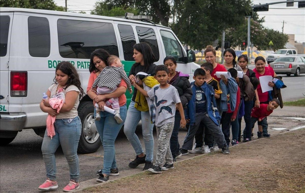 Un grupo de niños centroamericanos tras ser liberados de un centro de detención en Texas, el pasado 12 de junio. Un grupo de niños centroamericanos tras ser liberados de un centro de detención en Texas, el pasado 12 de junio.