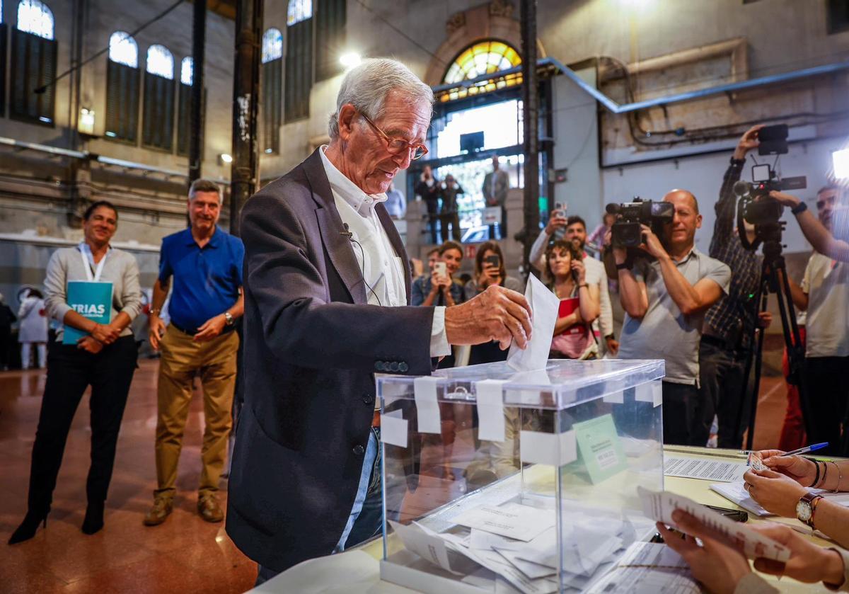 Xavier Trias vota en el mercado de Galvany de Barcelona.