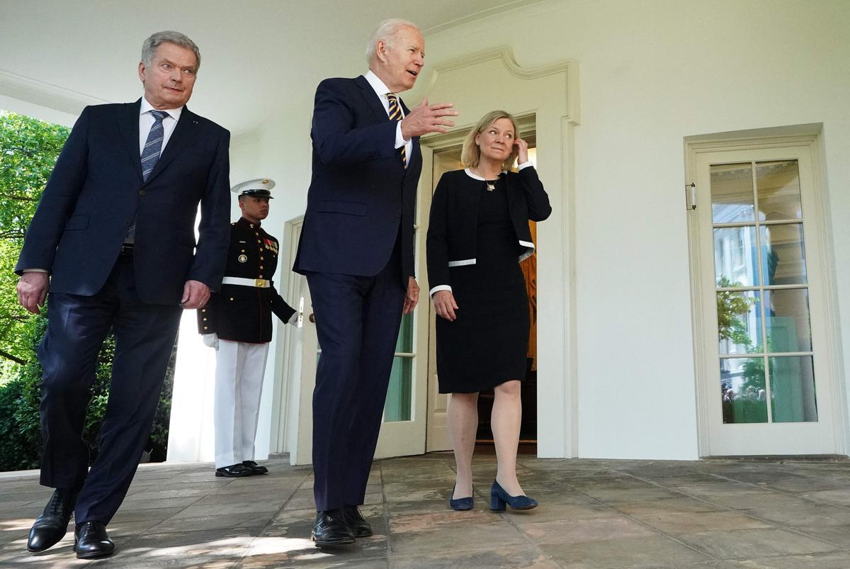Joe Biden con la primera ministra sueca, Magdalena Andersoon y el presidente finlandés Sauli Niinistö en la Casa Blanca. 